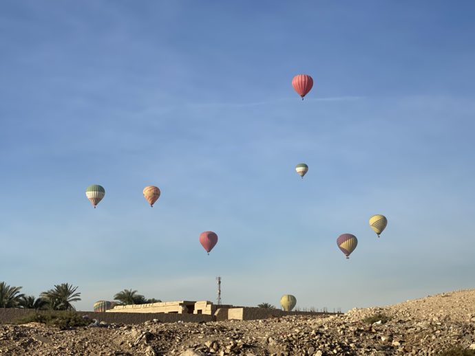 ルクソール西岸に浮かぶ熱気球