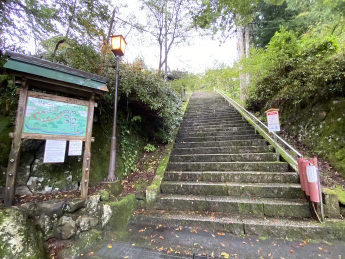 三佛寺入口の階段