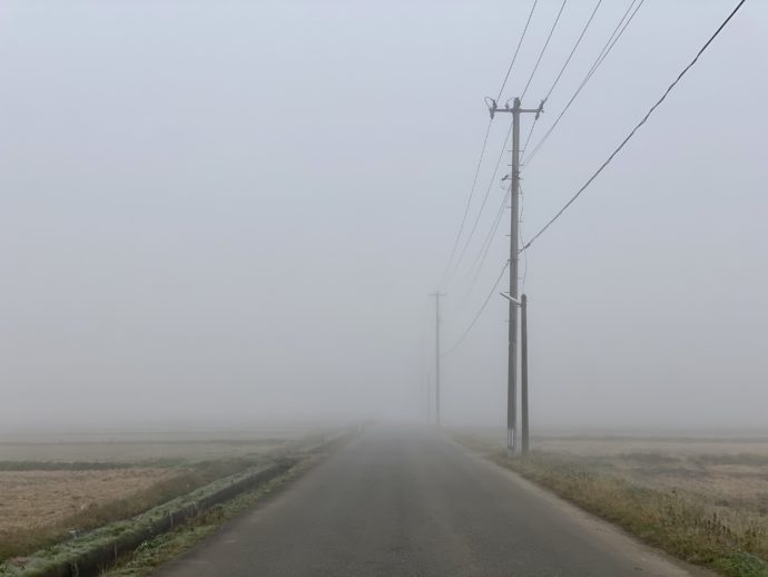 霧の中の道