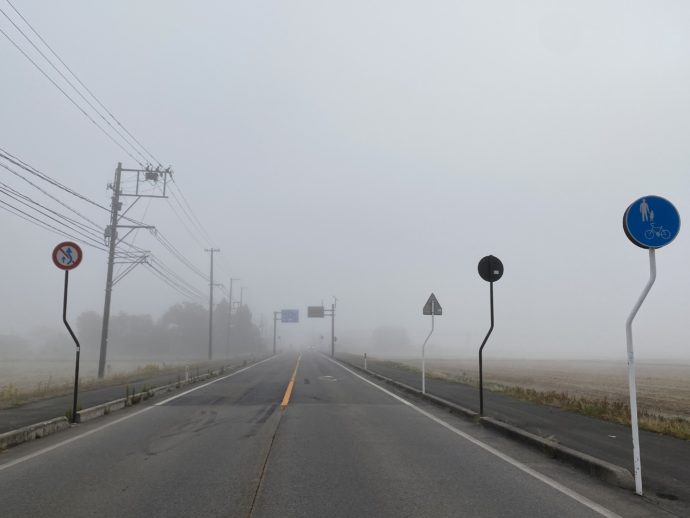 霧の中の道