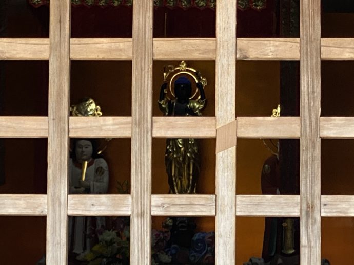 妙成寺の三光堂内の仏