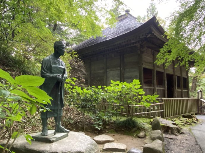 松尾芭蕉翁像と旧覆堂