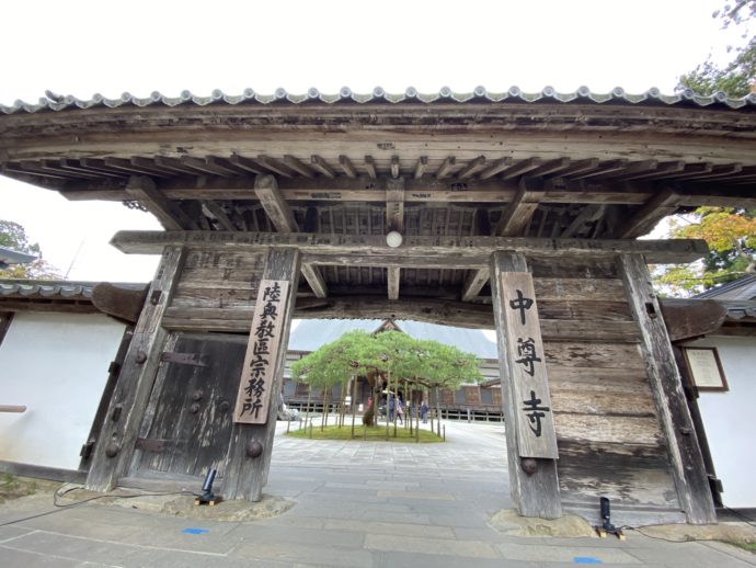 中尊寺の本堂の門
