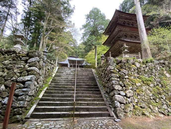 横蔵寺の境内への階段
