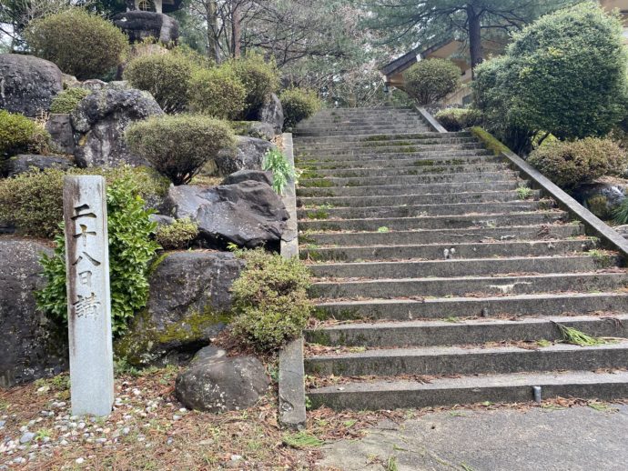 瑞泉寺宝物殿への石段