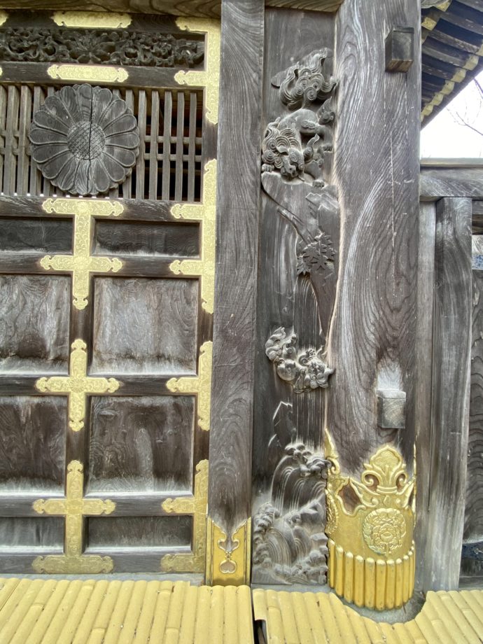 瑞泉寺勅使門の獅子の子落としの彫刻