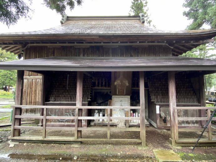 長勝寺の仏像群のある建屋