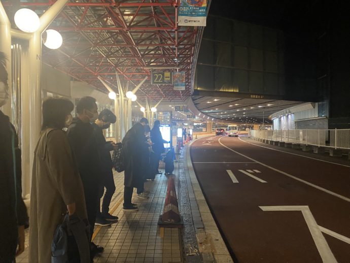 新千歳空港のリムジンバスを待つ人々