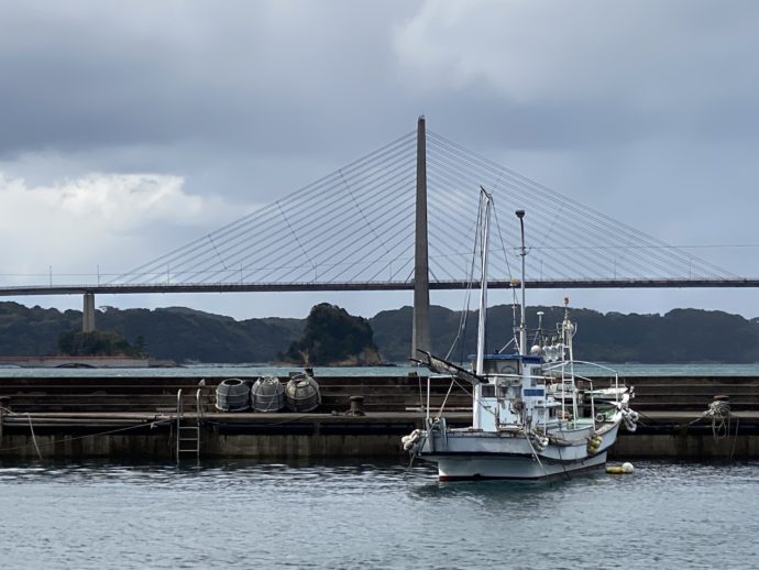 呼子大橋と漁船
