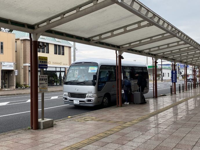 武雄温泉駅に停まったシャトルバス