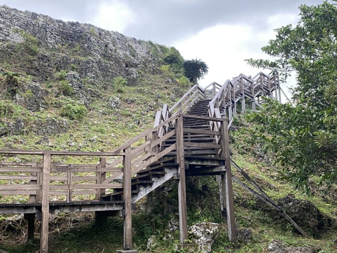 玉城城跡の木製階段