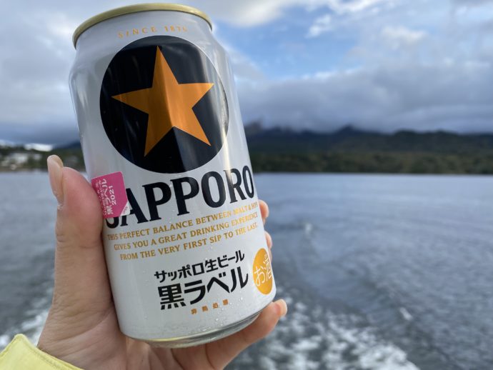 桧原湖遊覧船で飲むサッポロビール