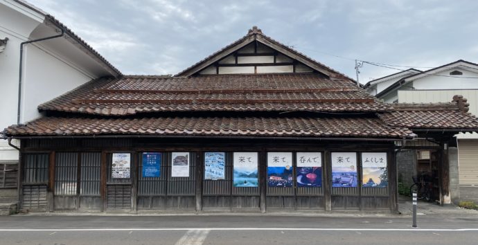 昭和レトロなポスターの貼られた家屋