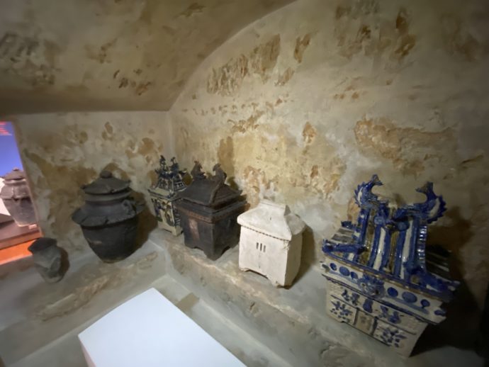 亀甲墓の模型の内部