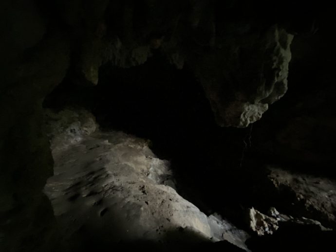 シムクガマの暗い洞窟
