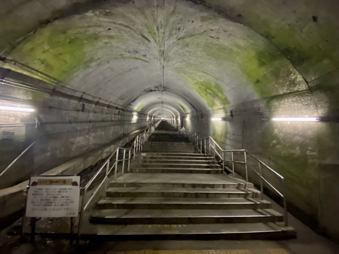土合駅の階段トンネル