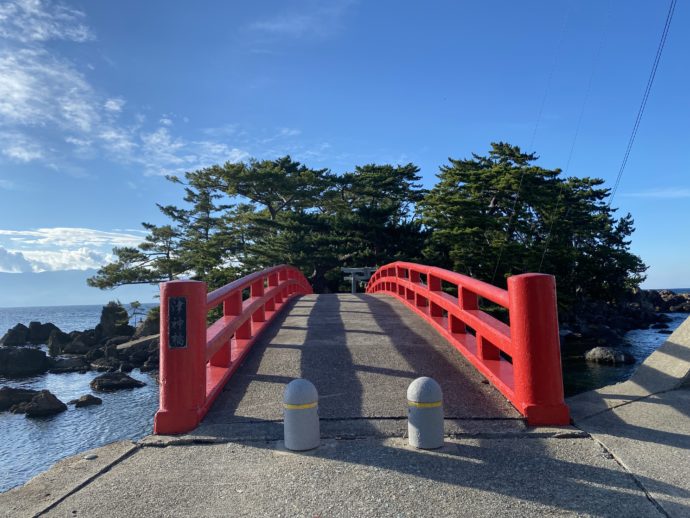 津神神社の赤い橋