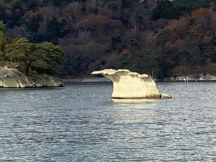波の形をした奇岩