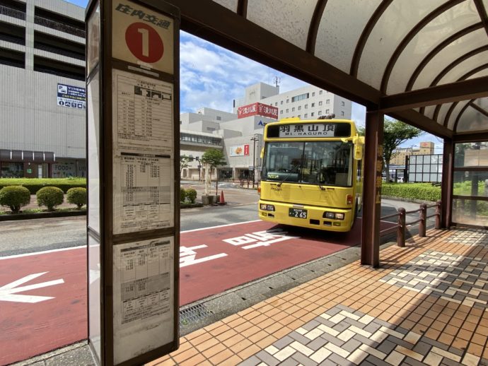 鶴岡駅前バス停とバス