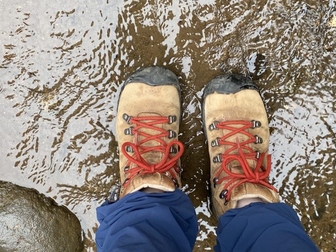 雨に濡れる登山靴