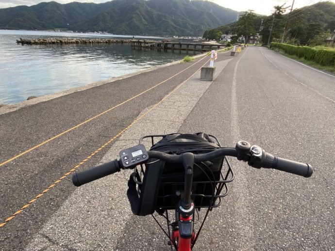 敦賀湾沿いの道路と自転車