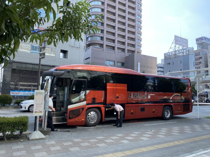 高崎駅についた赤いバス