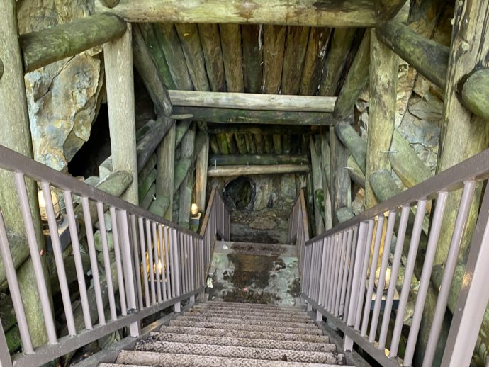 銀鉱洞に降りる階段