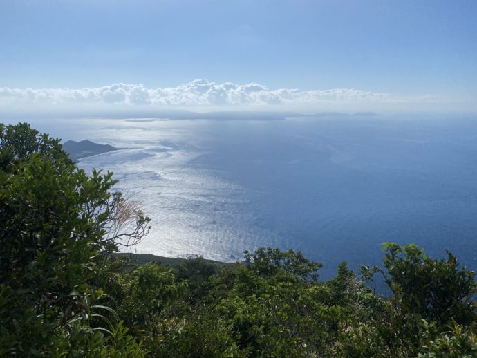 遠くに屋久島を望む眺望