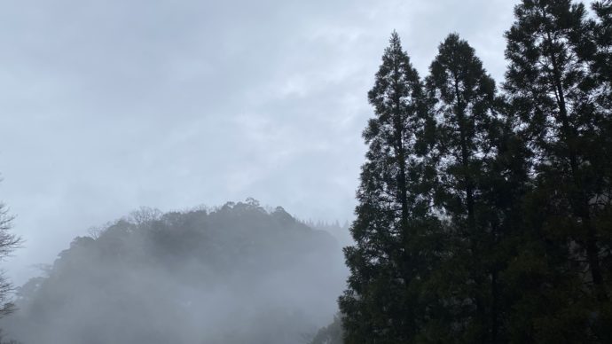 霧のかかる山