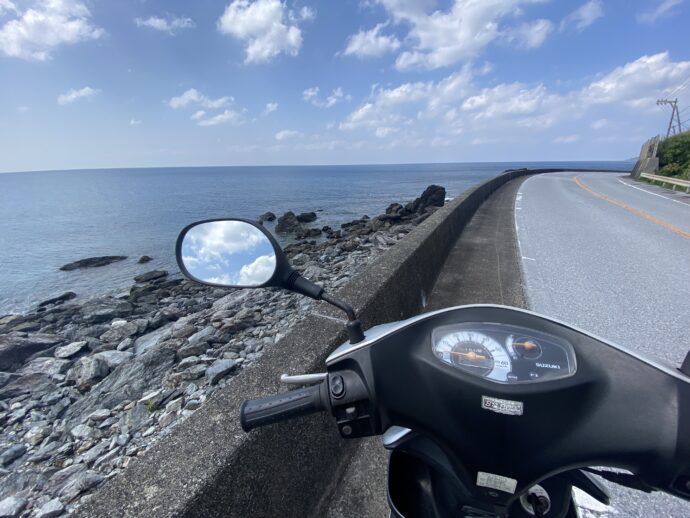 海沿いの道とバイク