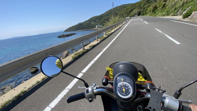 バイクと海沿いの道