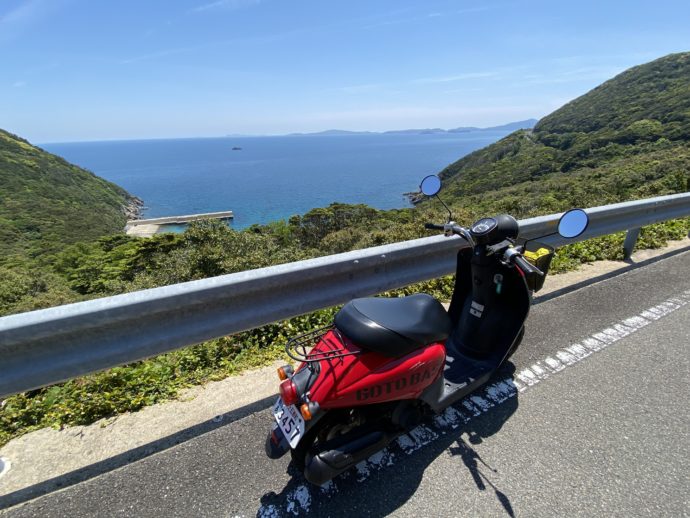 海沿いの道路とバイク