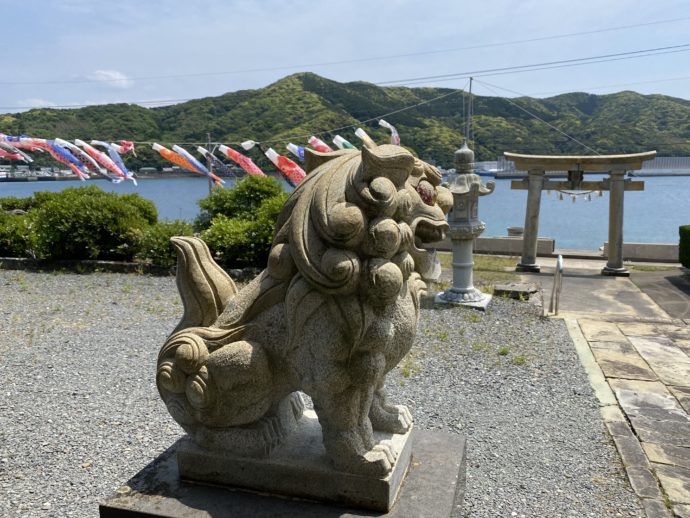 奈留神社の狛犬と鳥居と鯉のぼり