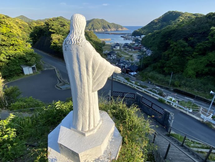 土井ノ浦港を眺める白いキリスト像