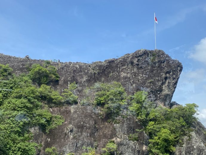 重盤岩に掲揚された日本国旗