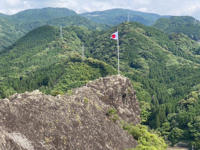 重盤岩に掲揚された日本国旗