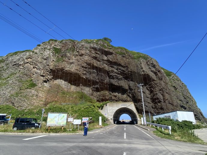 オロンコ岩のトンネル