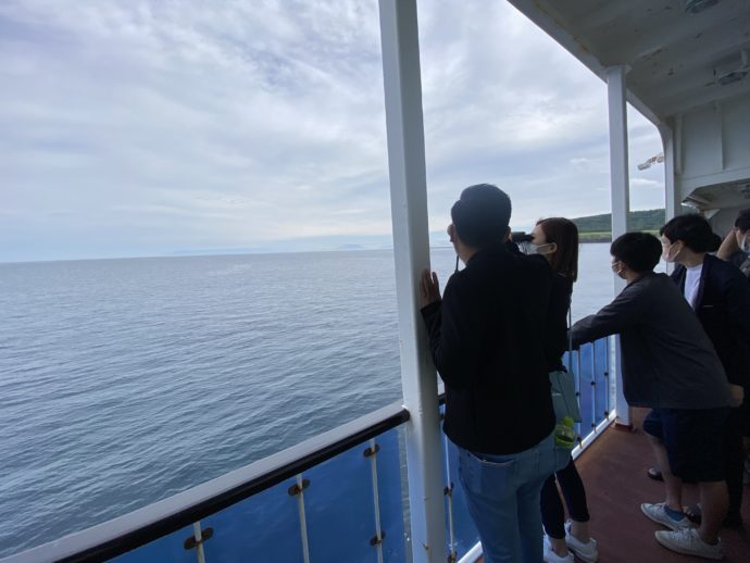 船から眺める国後島