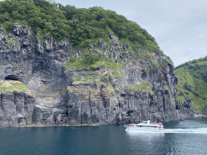 知床の断崖と観光船