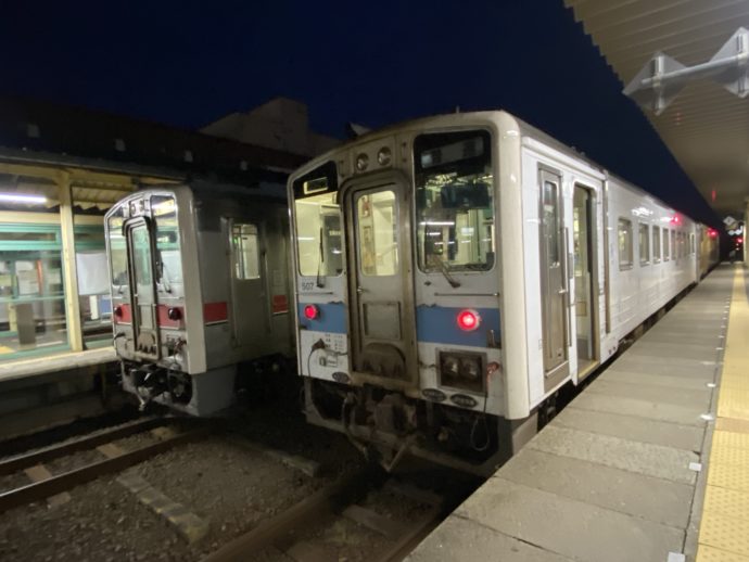 JR釧路駅ホームと電車