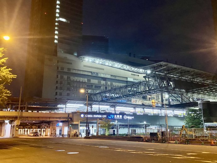 朝のJR大阪駅