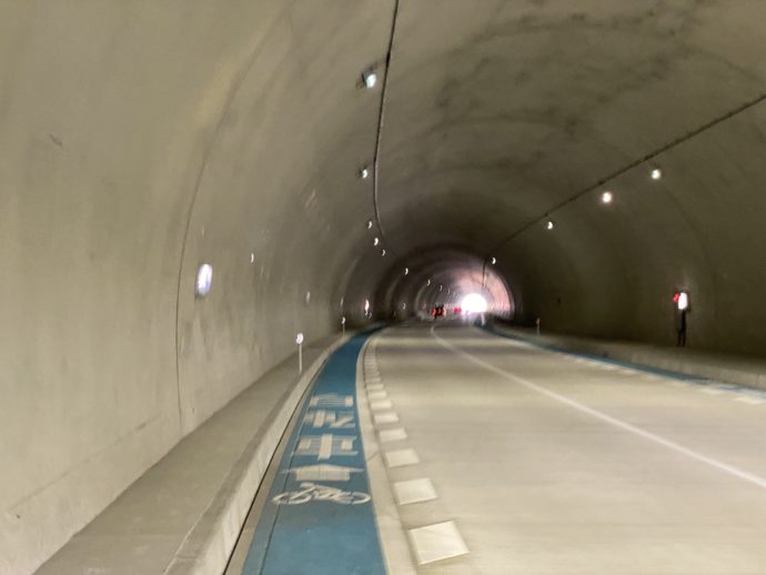 トンネル内の自転車専用道路