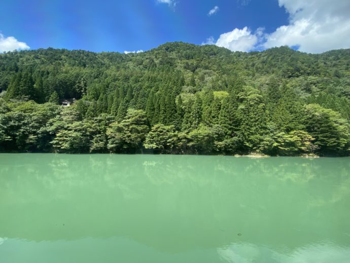 飛騨川の美しいグリーン