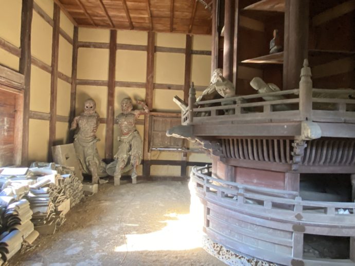 松連寺の倉庫の内部
