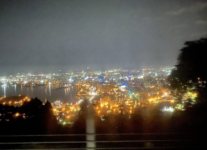 登山バス車内から見た函館の夜景