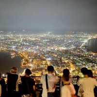 函館の夜景と見物客
