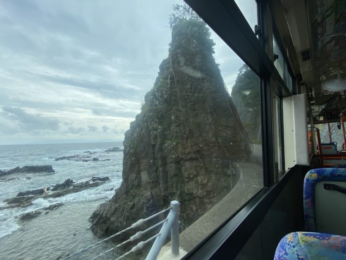 バスから見える巨岩