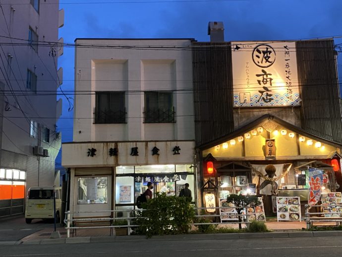 夜の函館市街の居酒屋