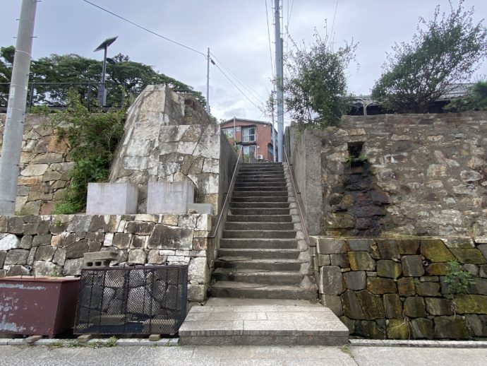 細い階段の道