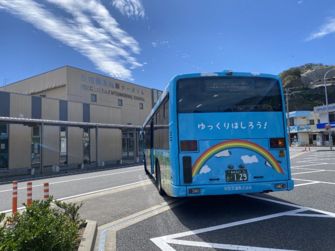 比田勝ターミナルに到着した対馬バス